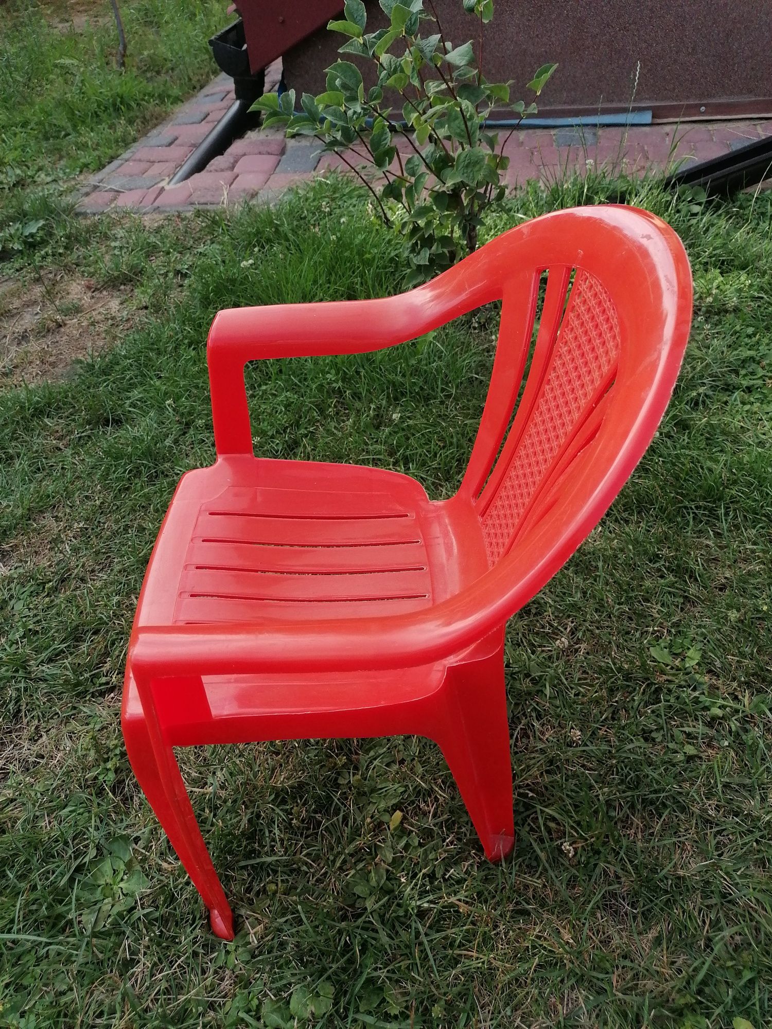 Plastikowe krzesełko dla dziecka