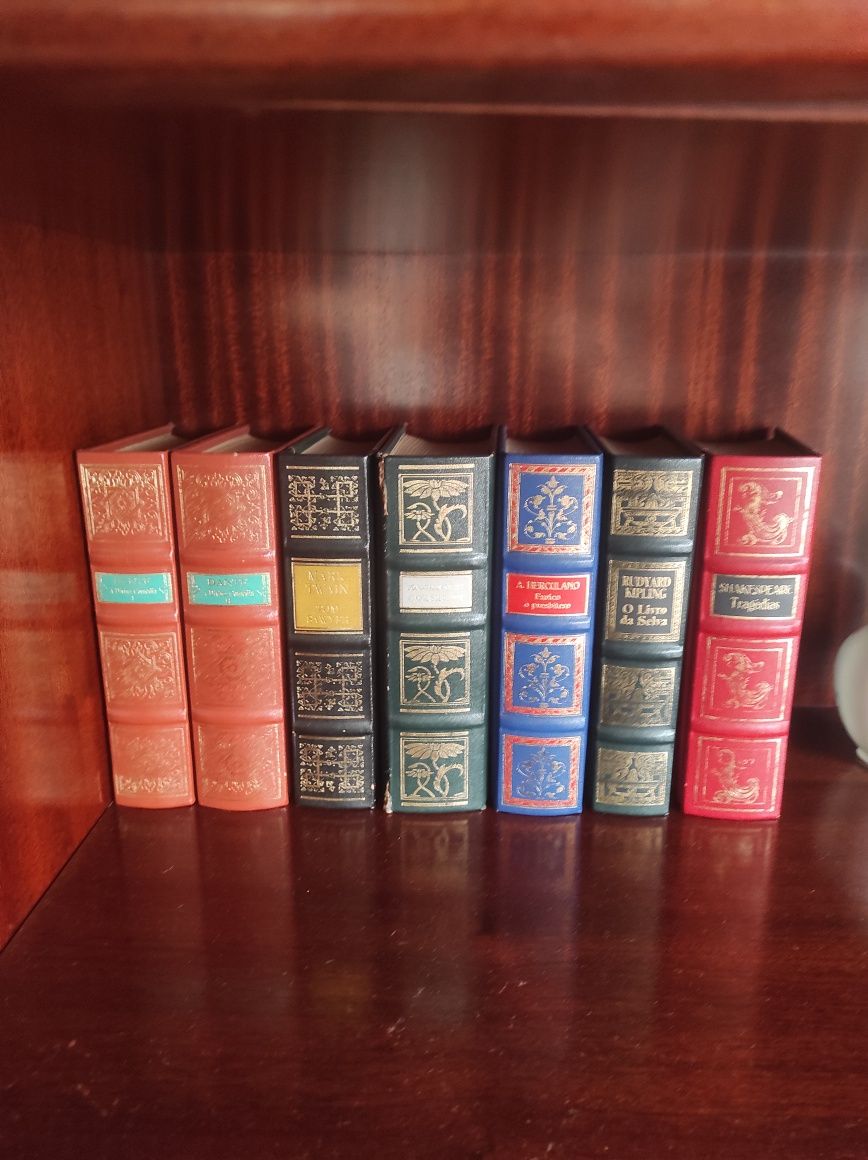 Livros antigos em bom estado
