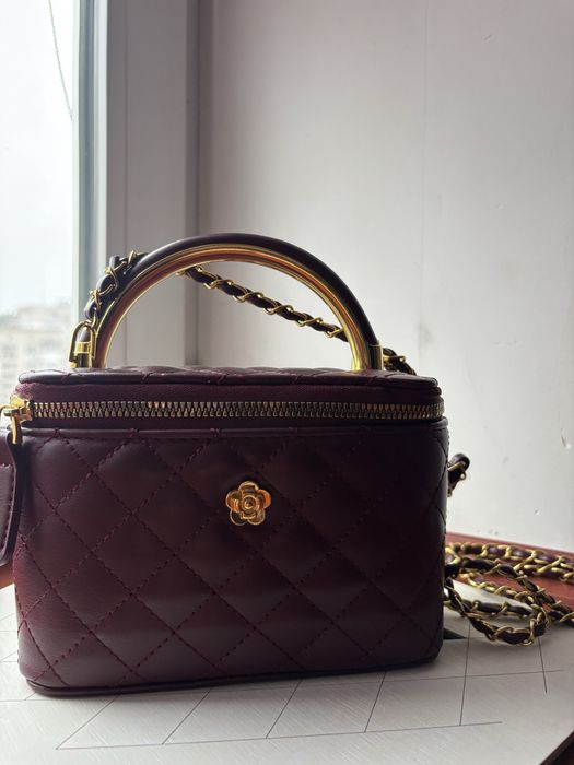 Бордова жіноча сумка-кейс із золотистою фурнітурою