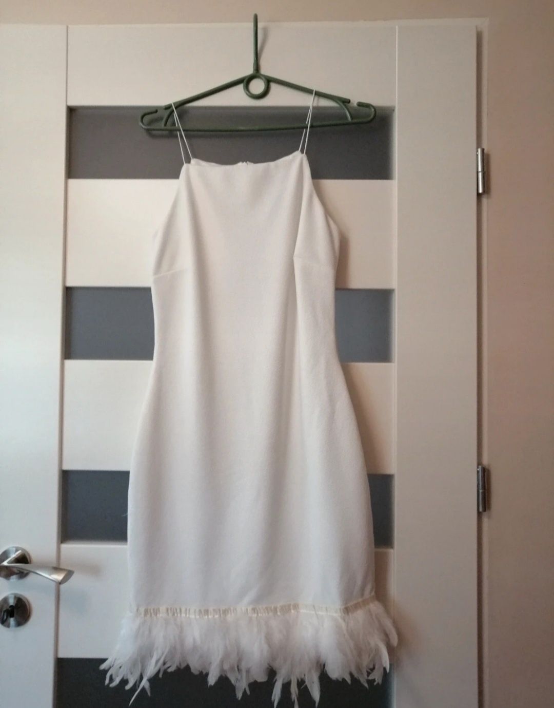 Biała sukienka z piórami mini krótka na ramiączka lou