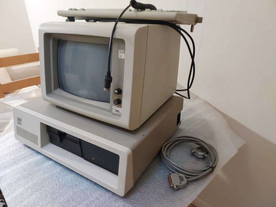 Computador  IBM 5160 com monitor IBM 5151