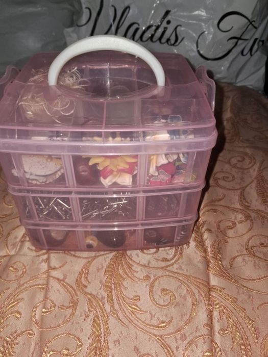 Продам две коробки  срочно