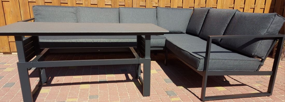 Dostępny zestaw Vonge narożnik plus sofa z stolikiem regulowanym.