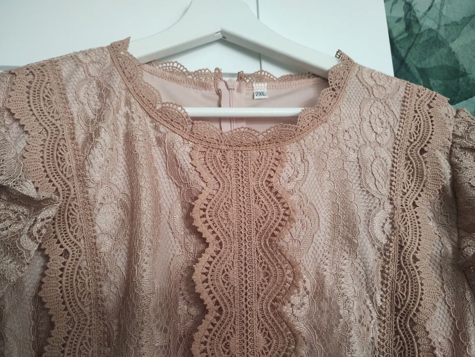 Sukienka koronkowa z tiulem