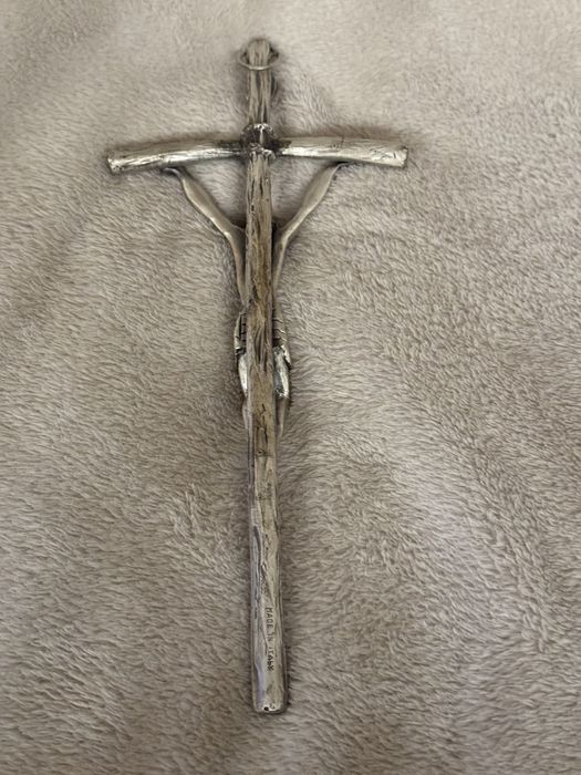 Хрест срібного кольору ручної роботи з Італії та придбаний у Ватикані