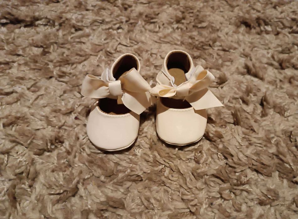 Buciki lakierki niechodki do świątecznego stroju długość 10,5 cm