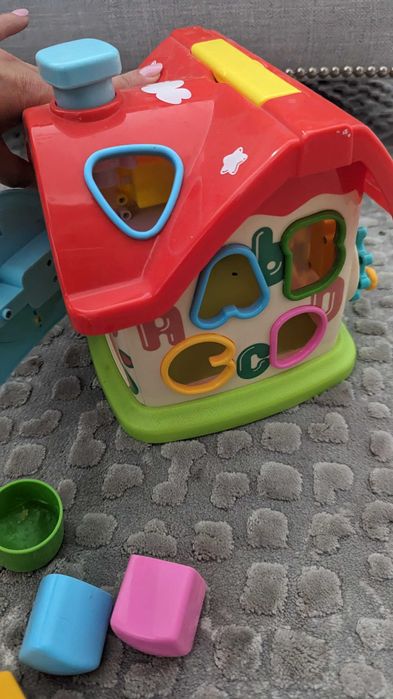 Domek z krztaltami