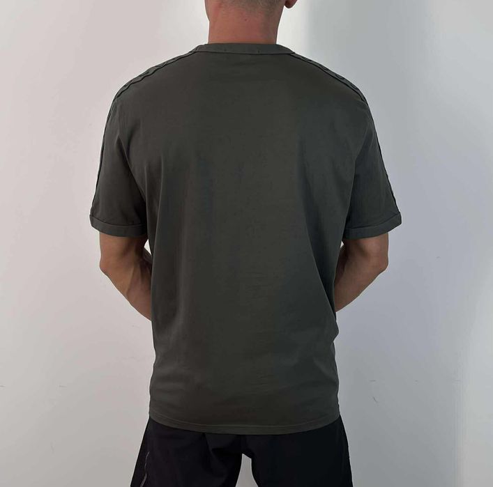 Fred Perry t-shirt męski XL/XXL 
Rozmiar XL/XXL 
Osoba na zdjęciu nosi