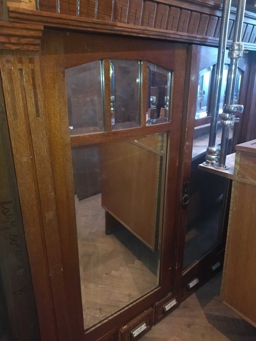 Угорські ретро меблі аптеки ,Будапешт