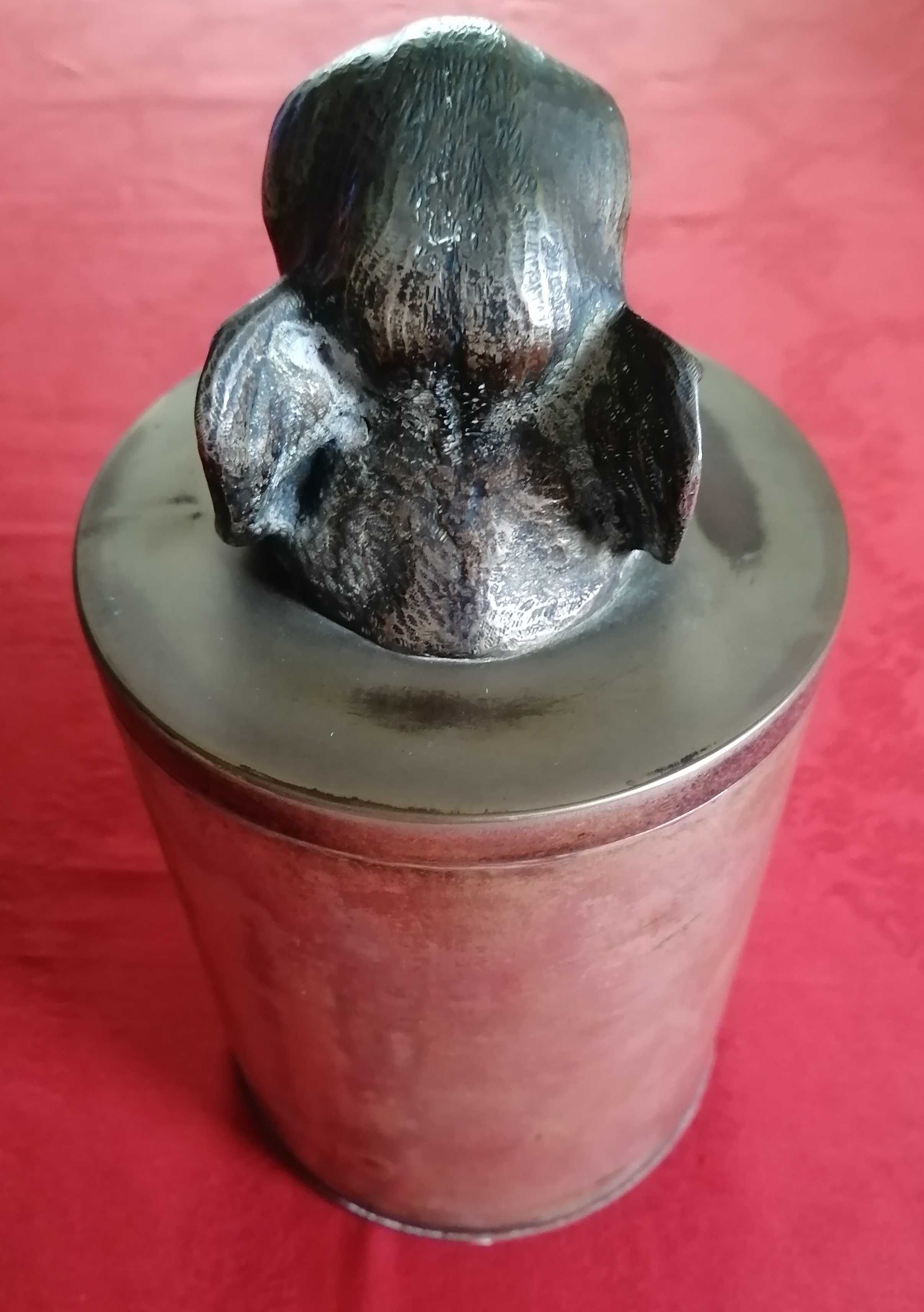 Caixa Antiga com escultura