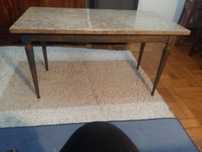 Mesa com tampa em mármore