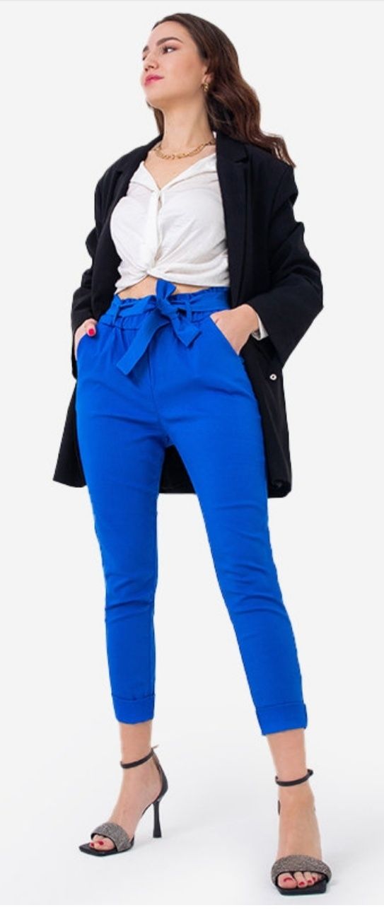 Materiałowe spodnie damskie z wysokim stanem w kolorze kobaltowym