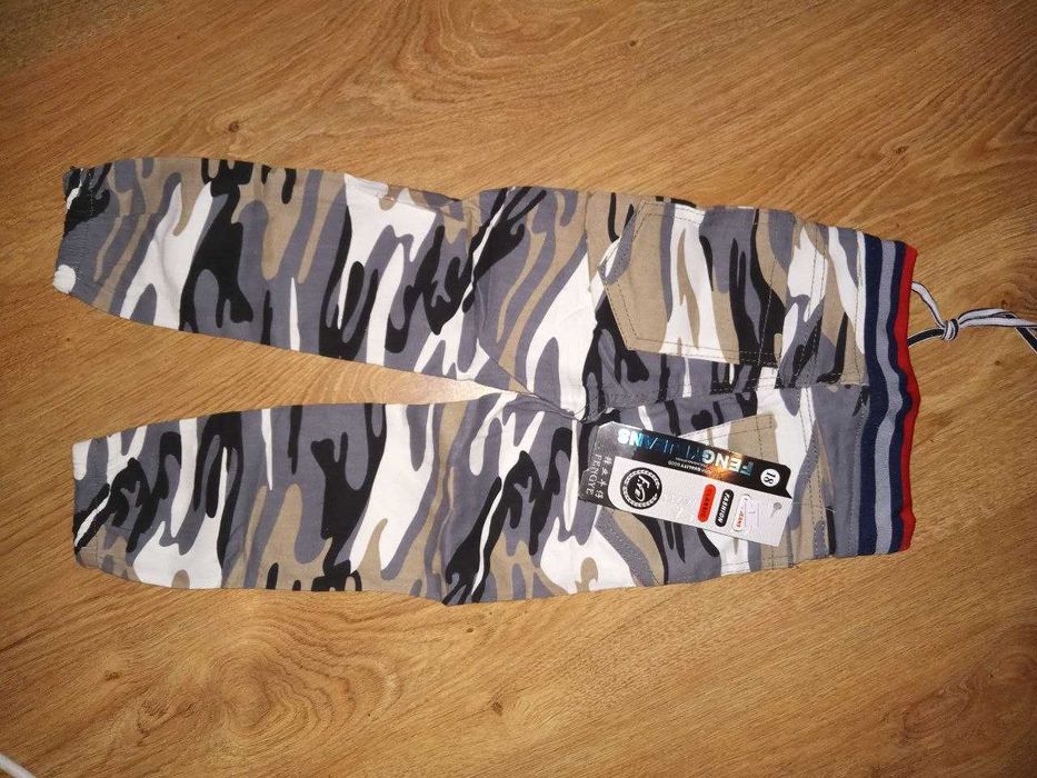 Штани нові на худенького хлопчика