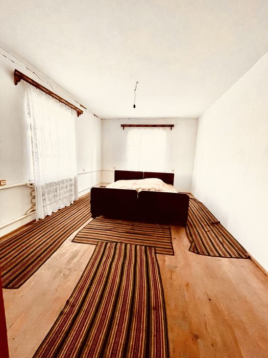 Продам будинок + господарські будівлі (на подвірї є криниця)