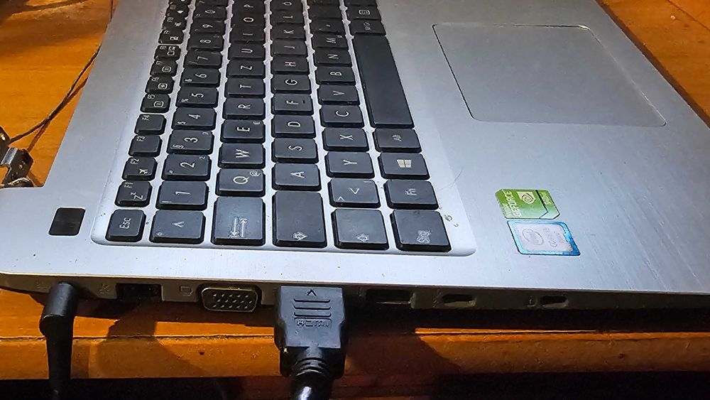 Asus F556U i5-6198DU GPU: 940MX 2GB RAM: 8GB SSD: 250GB