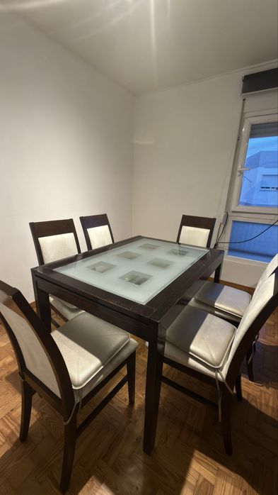 Mesa extensivel com 06 cadeiras