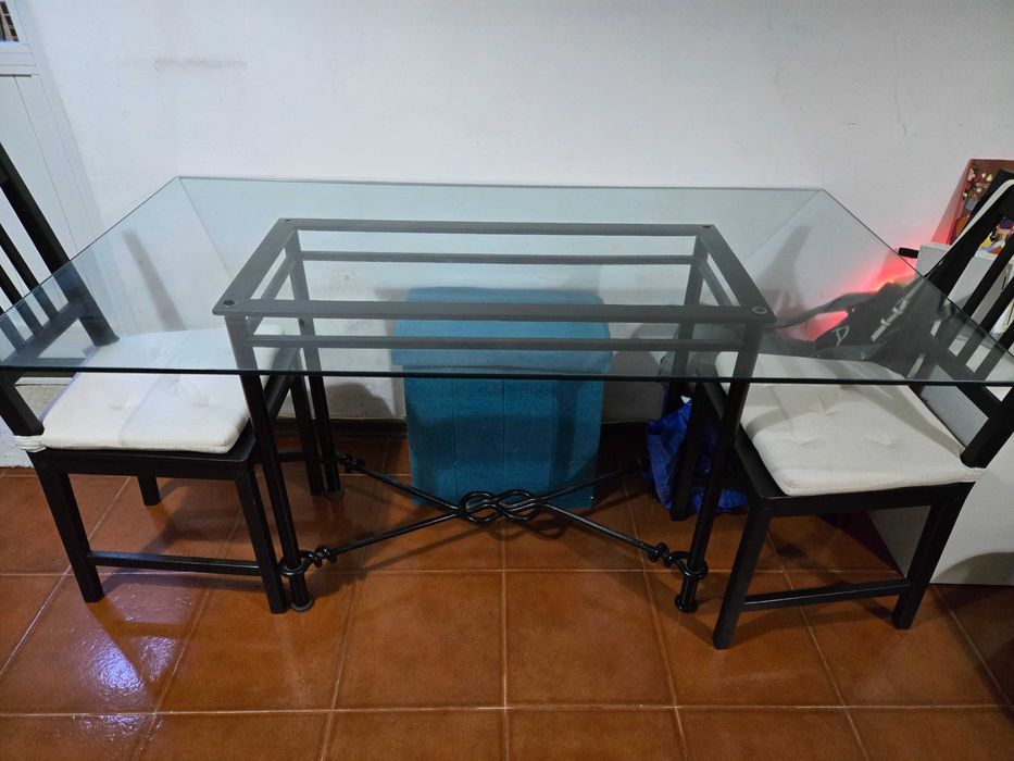 Mesa de jantar e cadeiras