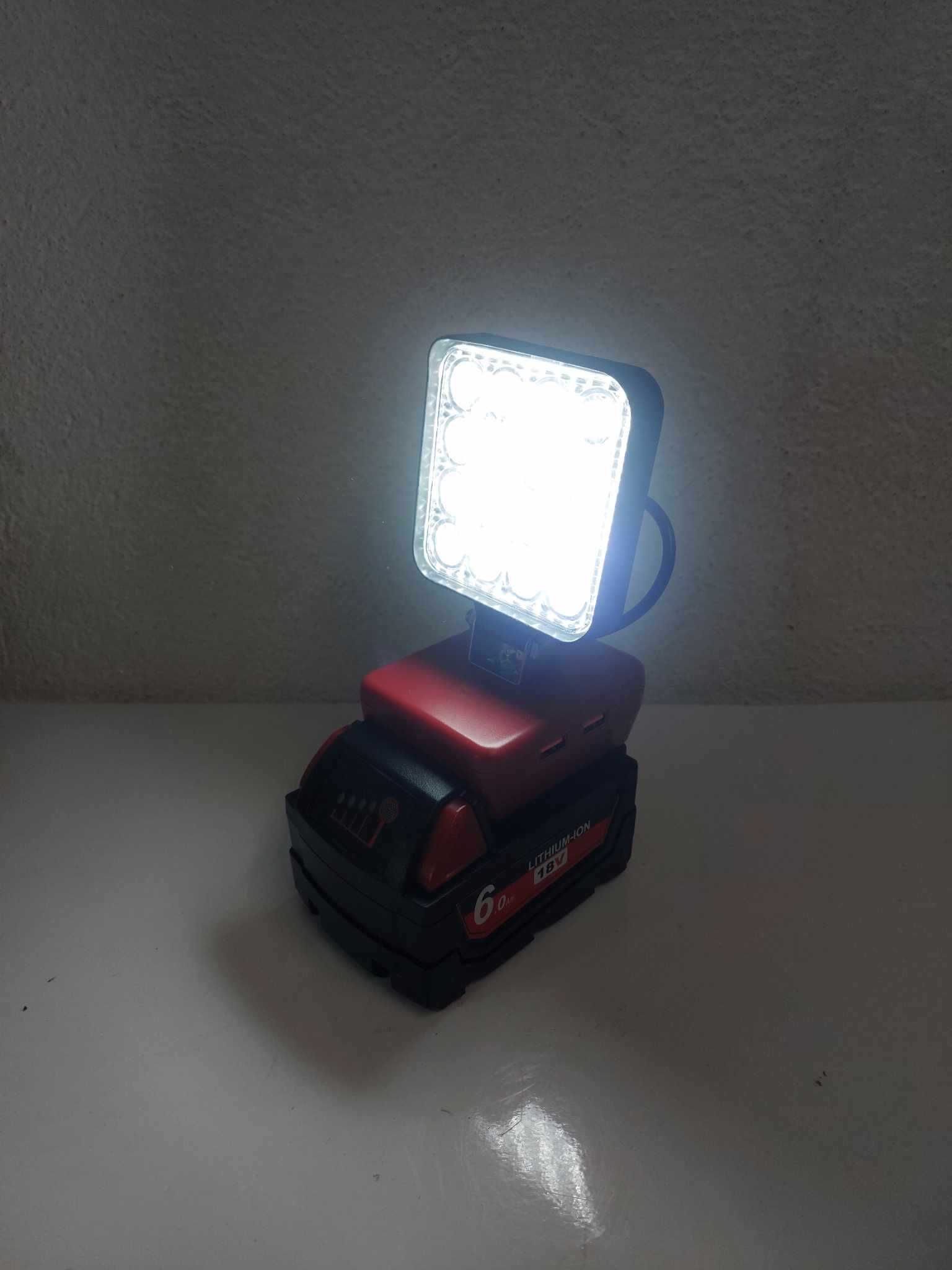 Lampka LED Halogen 2xUSB na baterie Milwaukee M18