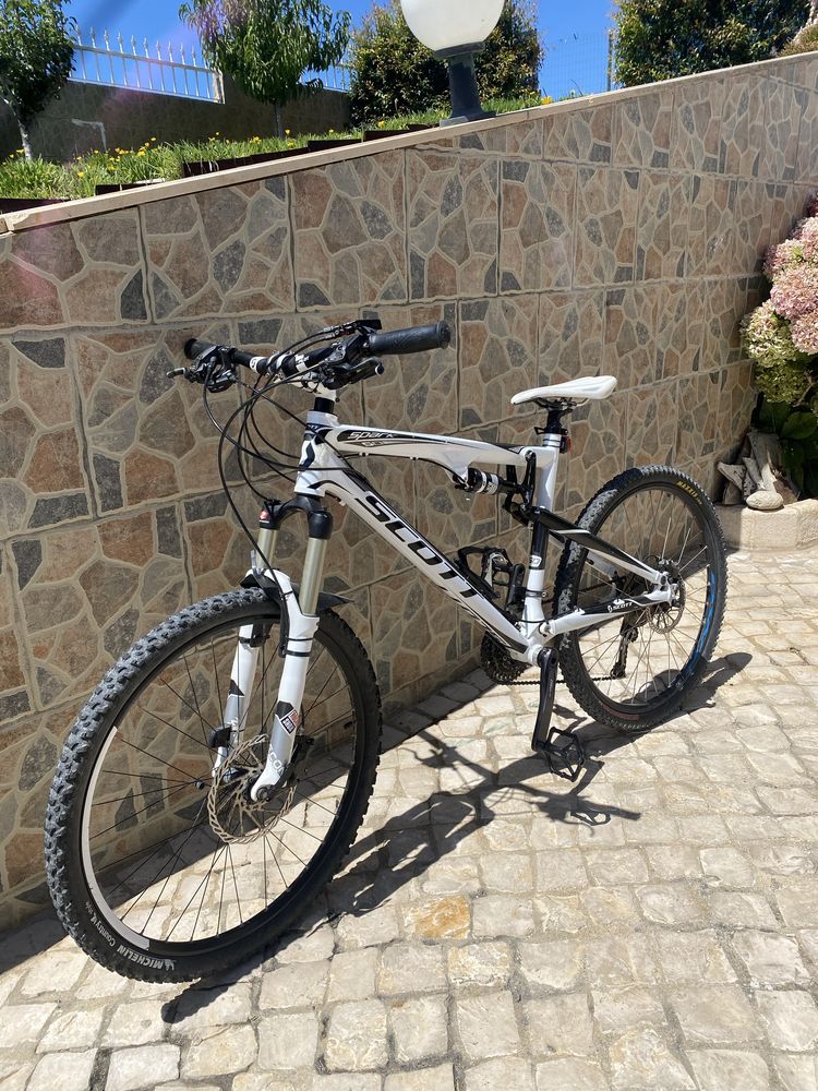 bicicleta btt dupla suspensão scott