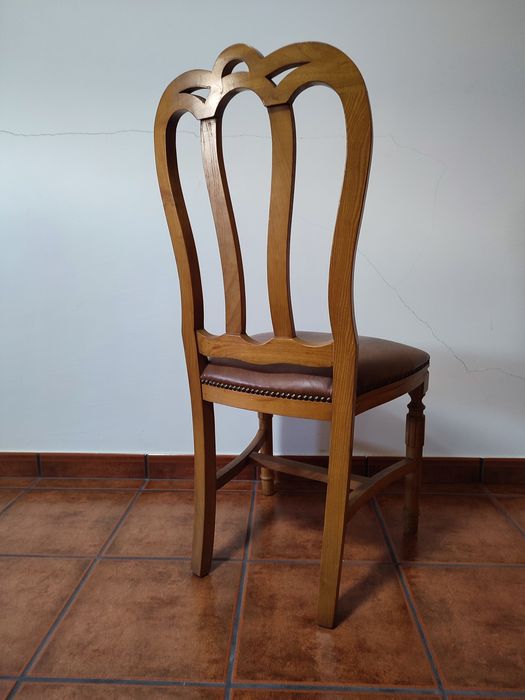 Mesa de jantar praticamente nova com cadeiras