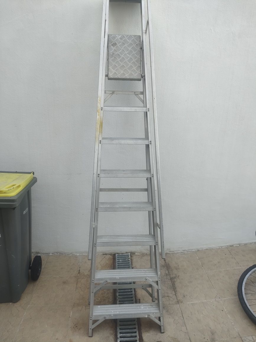 Escadote com corrimão profissional