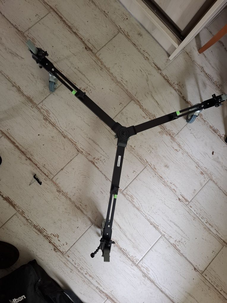 Manfrotto 546B z głowicą i wózkiem.