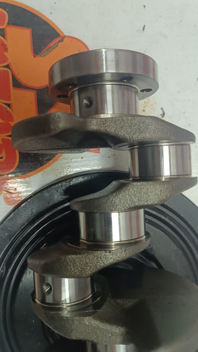 Колінвал двигуна volkswagen golf 1.6 tdi  CAYC  2015 03l105021a STD