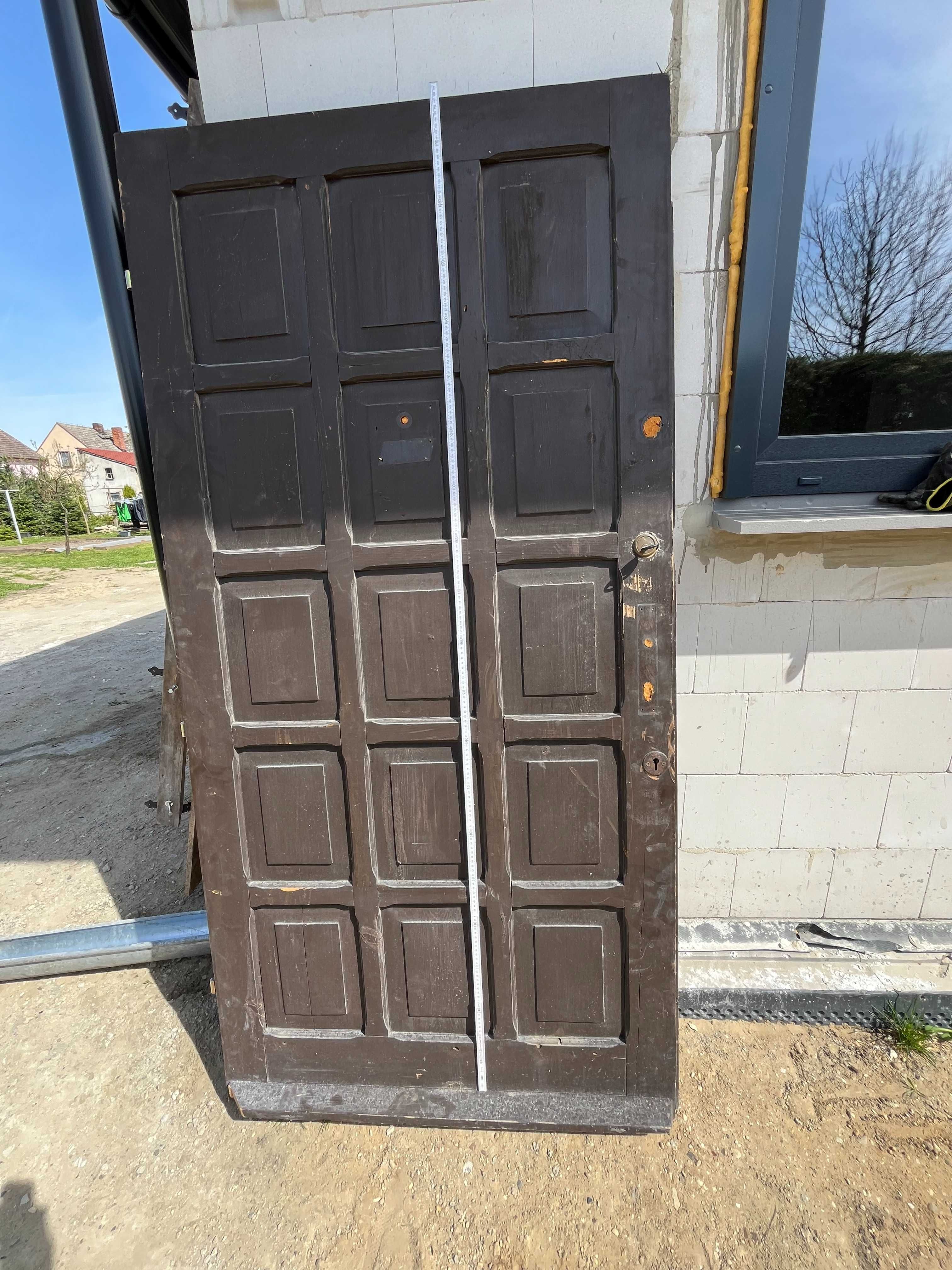 Drzwi tymczasowe na budowę z zawisami i zamkami