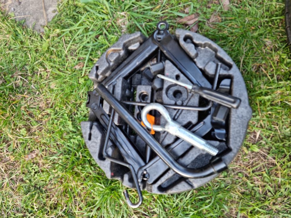 Zestaw koła zapasowego razem z lewarkiem opel 5x110