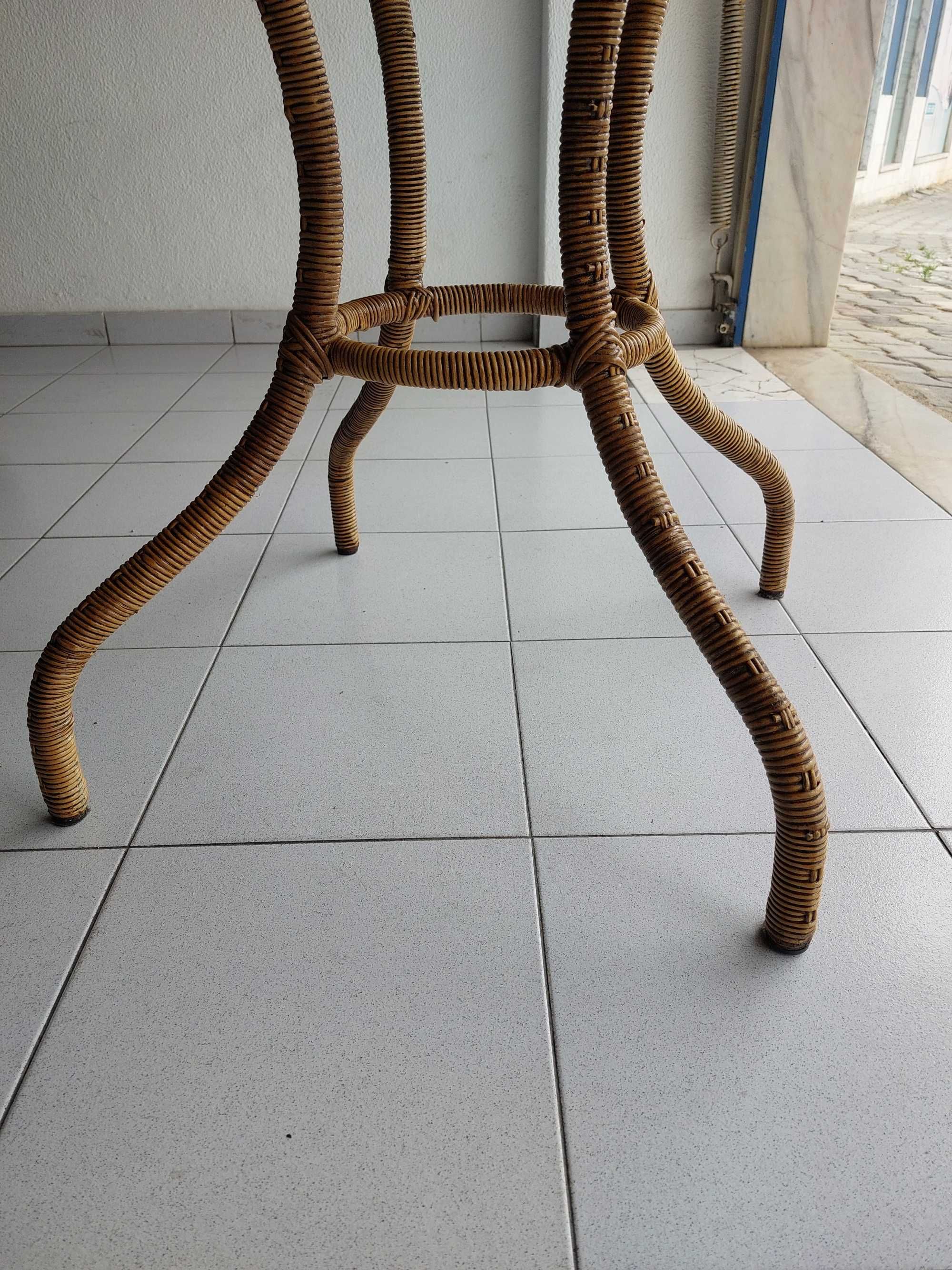 Mesa redonda de cozinha em palhinha 110 cm com tampo de vidro