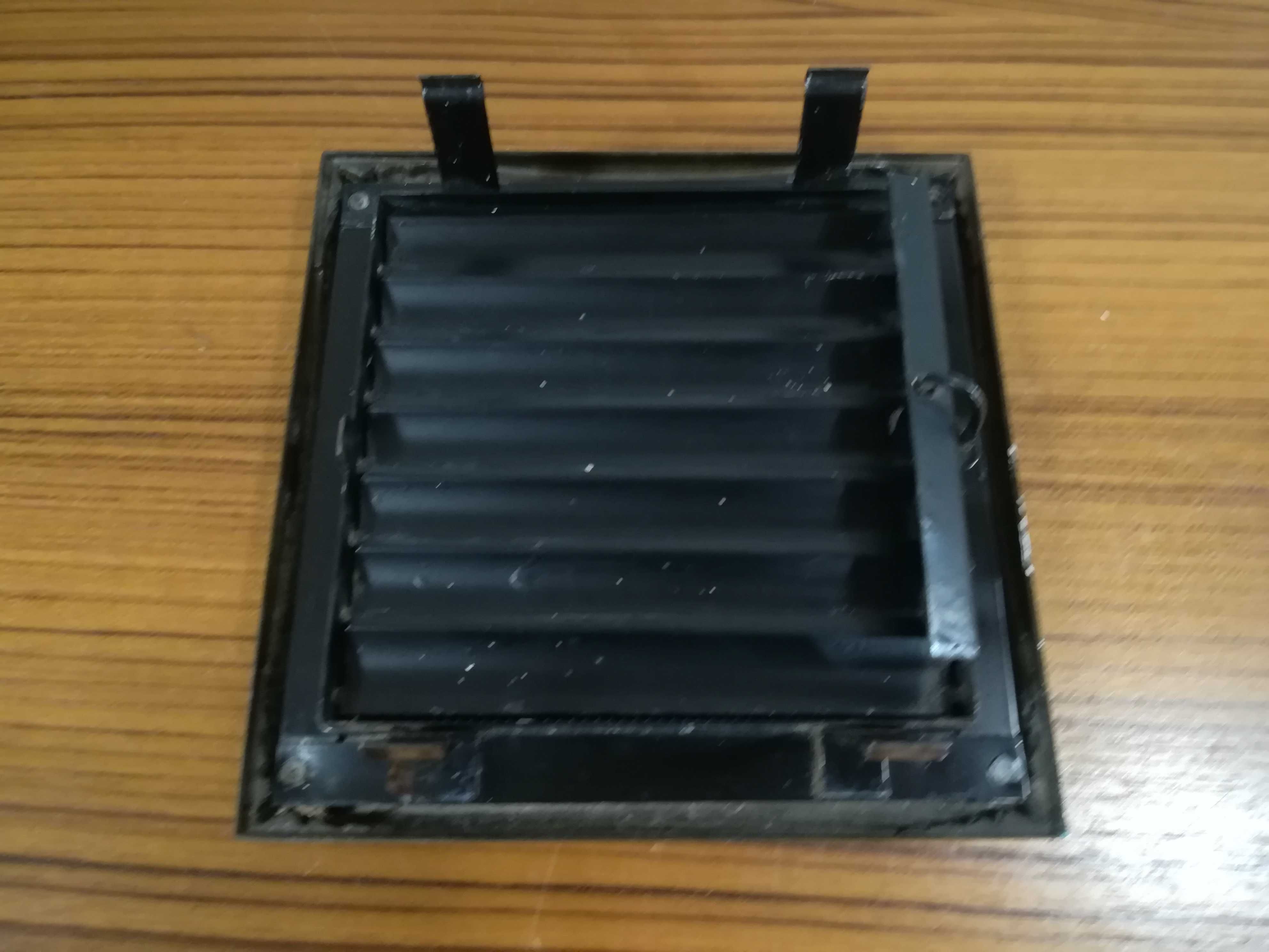 Kratka kominkowa 17x17 cm rustykalna z żaluzją