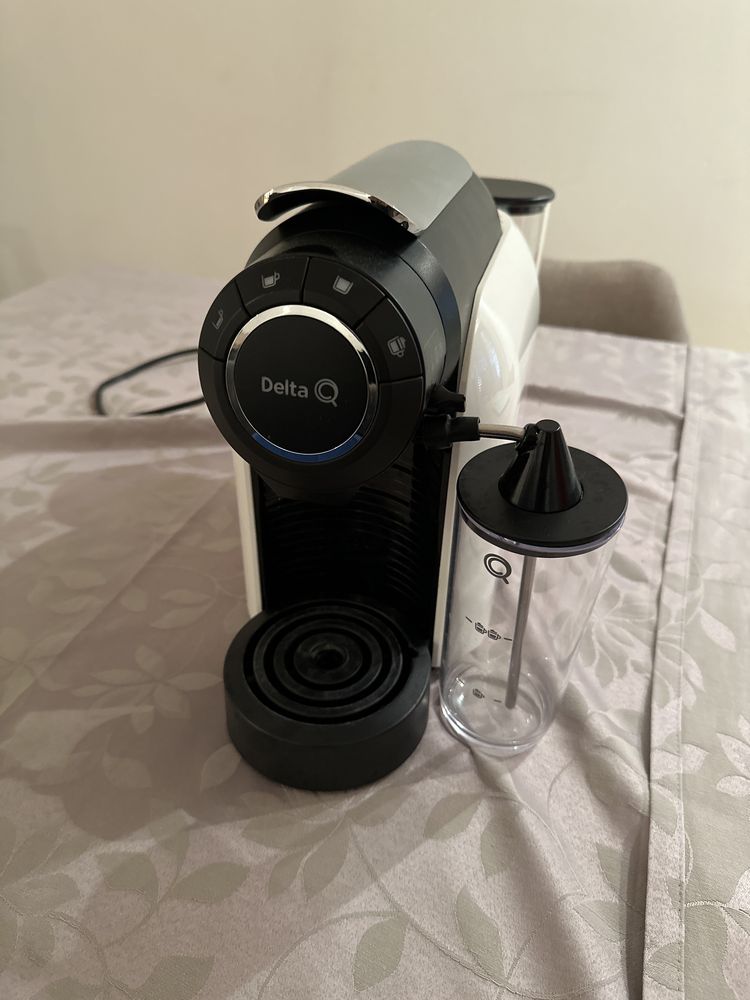 Maquina de cafe Delta Milk KQool faz espuma