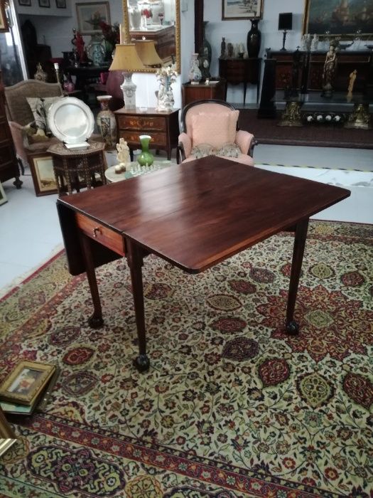 Mesa de Abas seculo XVIII com patas de Leão, em Mogno