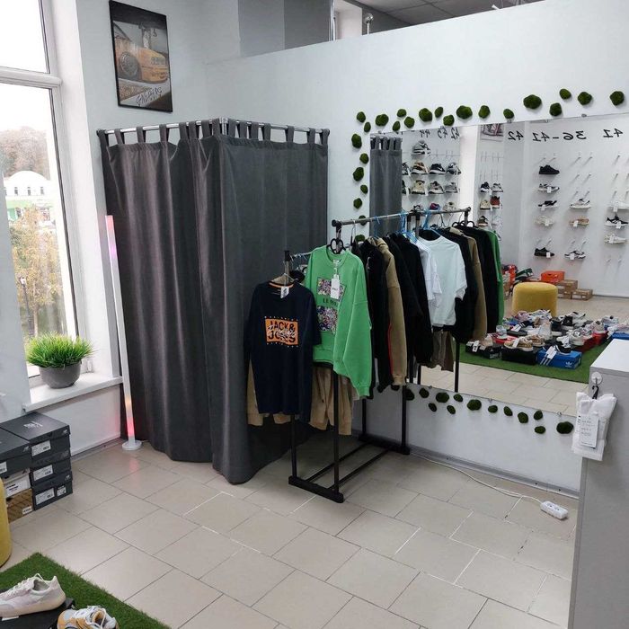 Продам СРОЧНО бізнес магазин взуття та одягу Sneakers