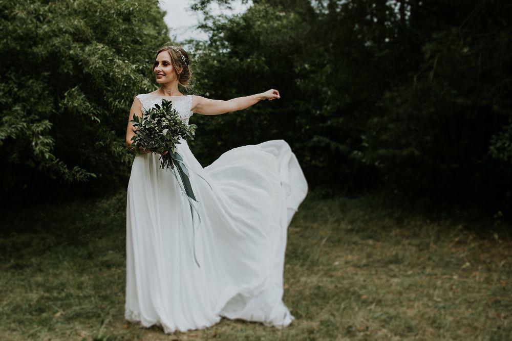 Piękna suknia ślubna w stylu rustykalnym/boho