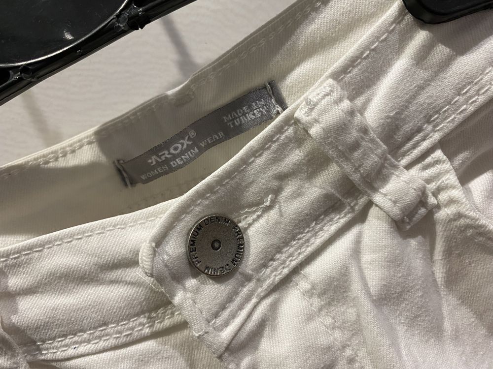 Белые джинсы 29 размер