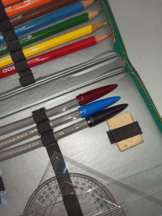 Stary piórnik z wyposażeniem PRL vintage retro kredki gumka długopisy