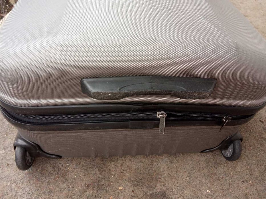 ВалізаПЛАСТИКОВА на колесах. чемодан. 64см