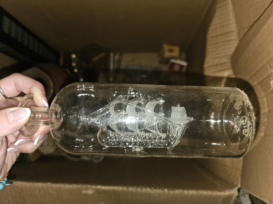 Barcos em garrafa de vidro