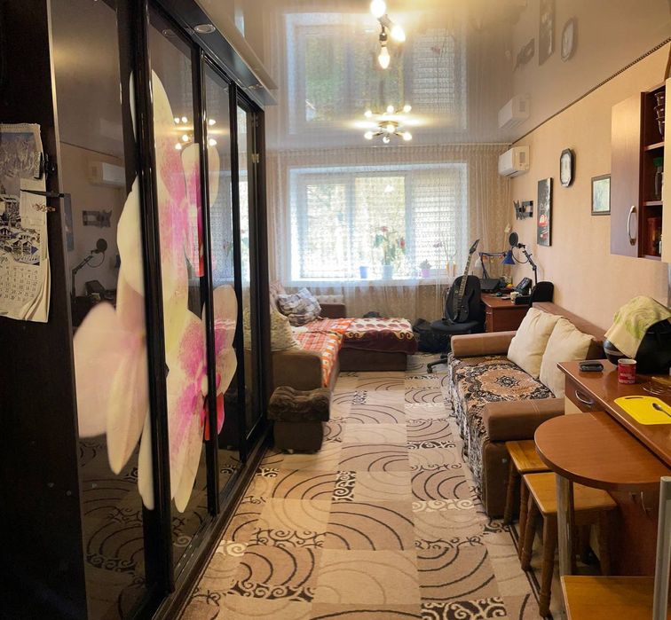 Продаж гарної кімнати з зручним місцерозташуванням.