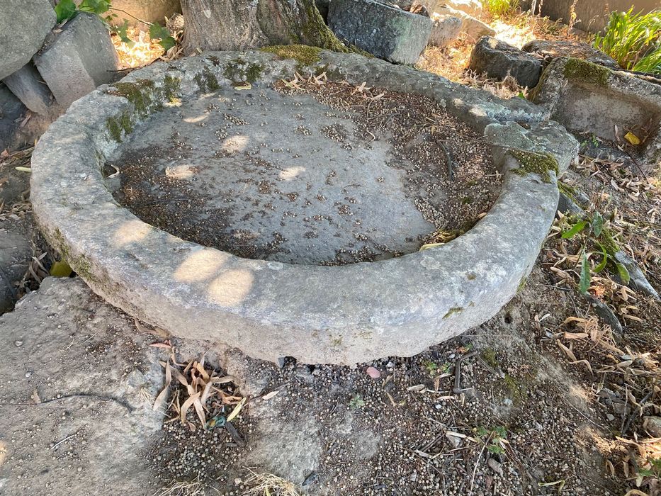 Pia em pedra de lagar com tamanho invulgar