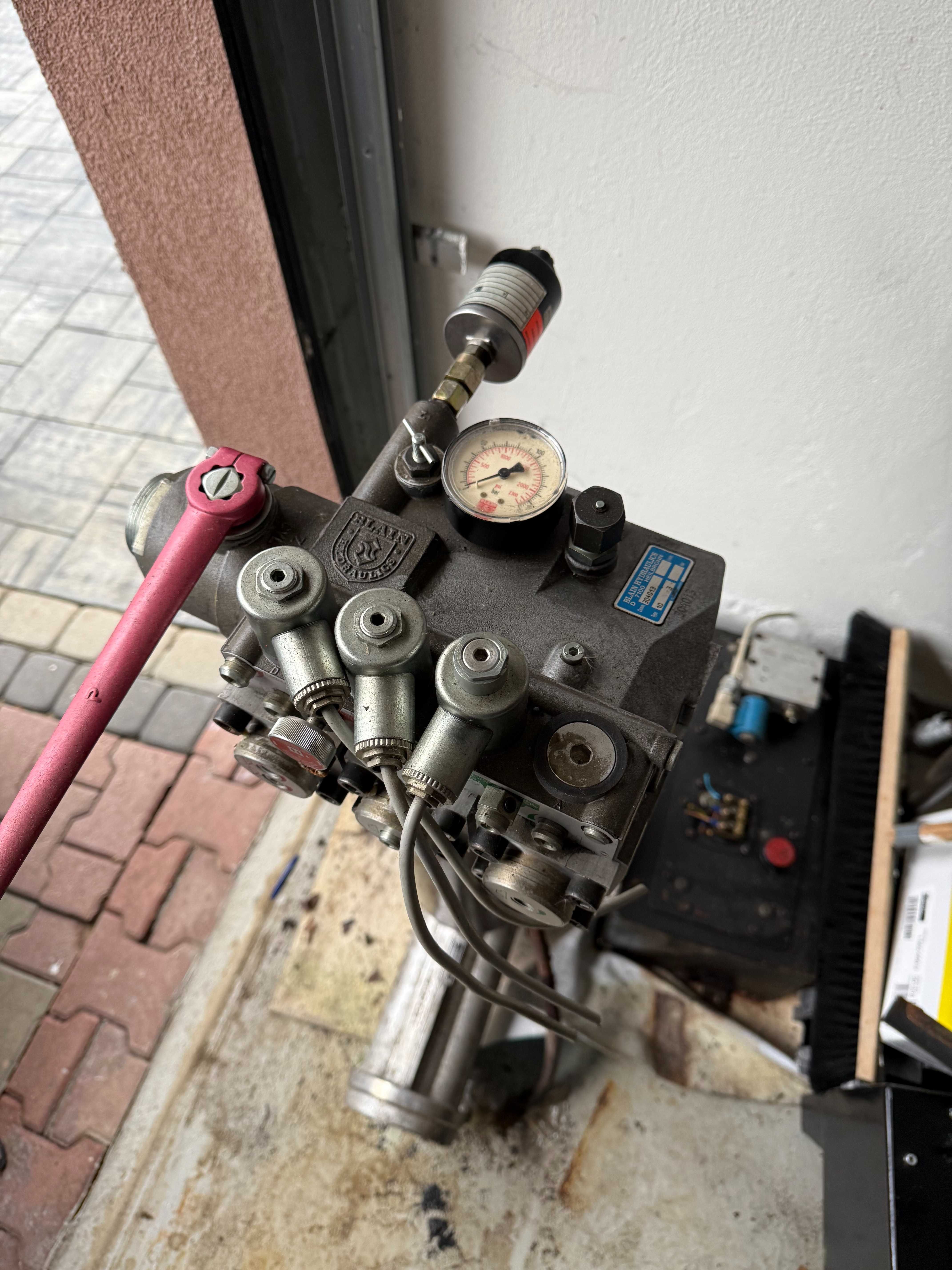 Silnik elektryczny 28 kW z rozdzielaczem do agregatu hydraulicznego.