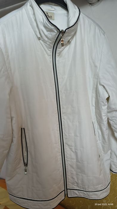 Śliczna biała kurtka