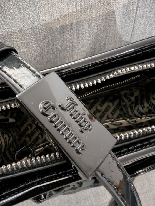Mała lakierowana torebka Juicy Couture