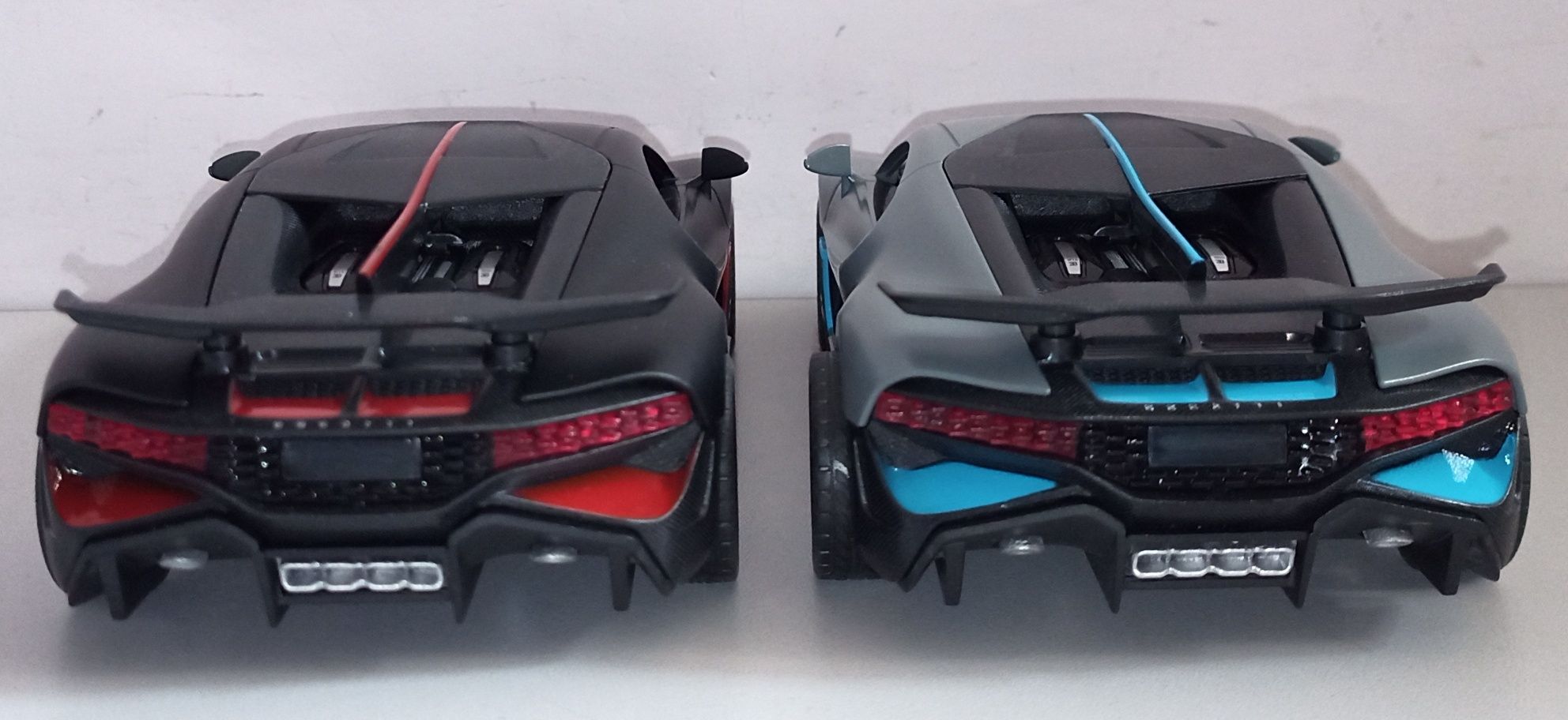 Машинка BUGATTI DIVO модель 1:24 "Автосвіт". Металл, звук, свет