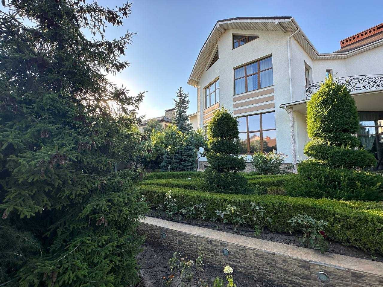 Предлагается к продаже шикарный Особняк в Совиньоне, участок 15 соток!