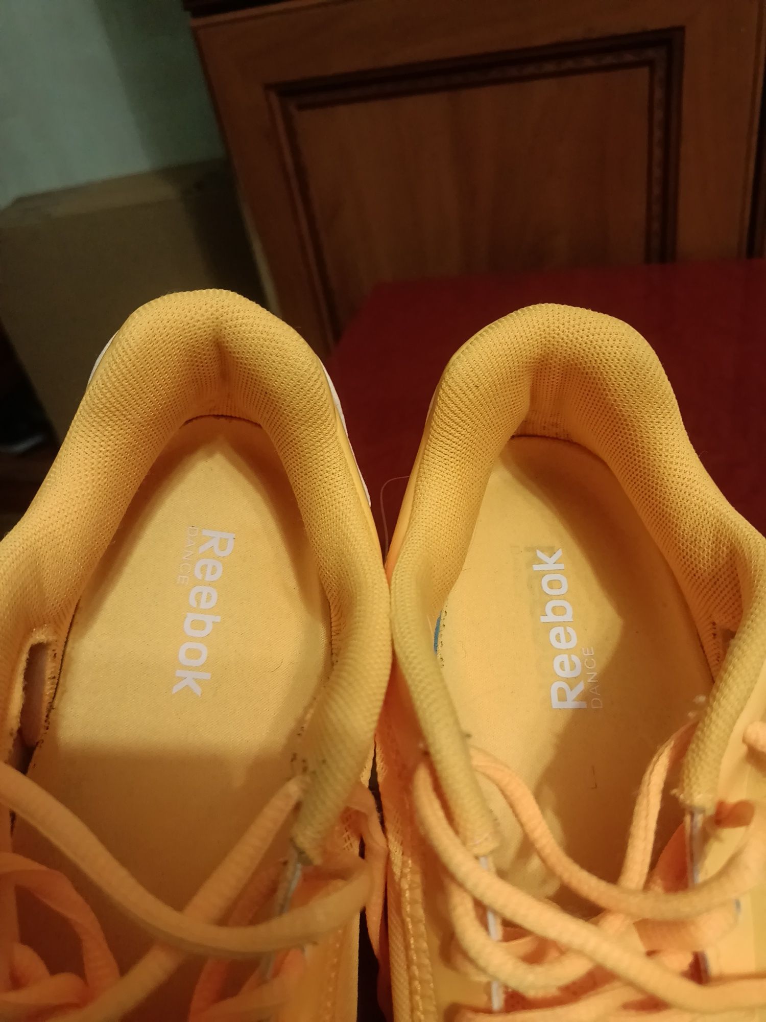 Взуття, кросівки Reebok.