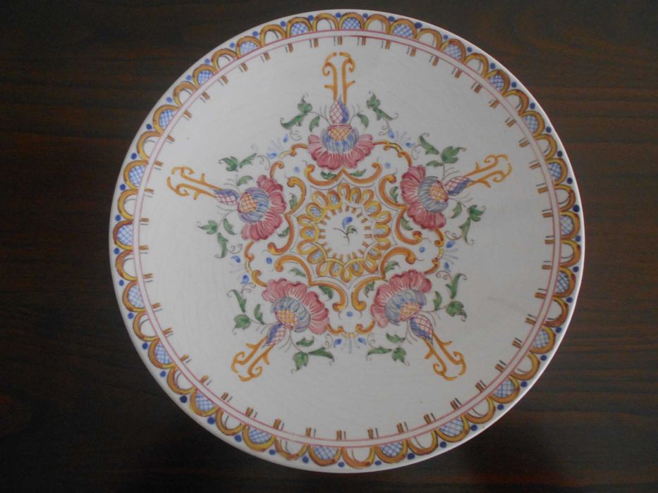 Bonito prato numerado e pintado à mão da extinta fábrica Carvalhinho.