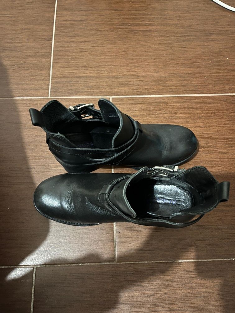 Botas em pele 40 em ótimas condições usados