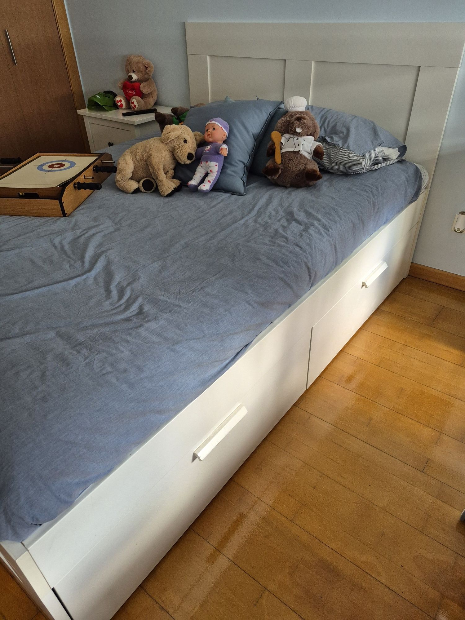 Cama de casal com 4 gavetas. Inclui colchão..